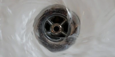 Abfluss in der Dusche reinigen